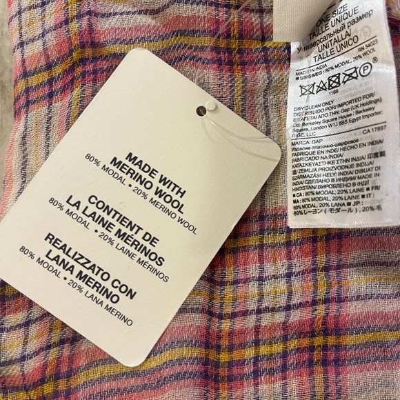 Gap brand women’s scarf. New with tags. 80% modal 20% merino wool. - Picture 2 of 6